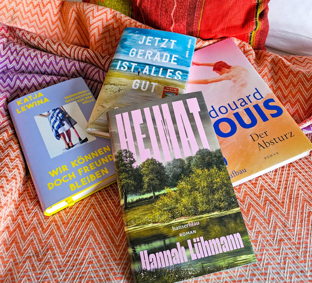 Vier Bücher liegen auf Hotelbett