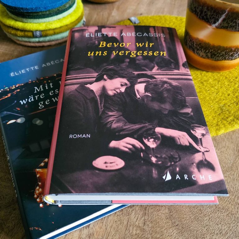 Buch "Bevor wir uns vergessen" liegt auf einem Tisch Buch "Bevor wir uns vergessen" liegt auf einem Tisch