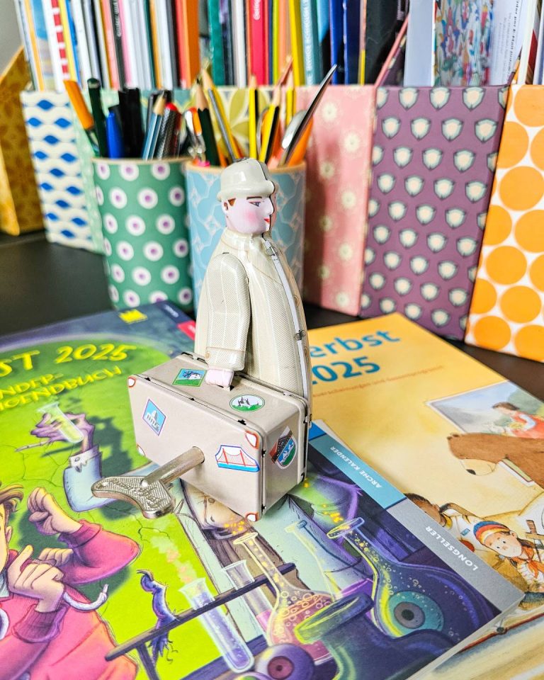 Blechfigur mit Koffer