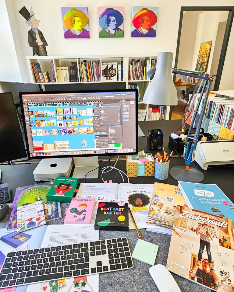 Schreibtisch im Büro voller Vorschauen