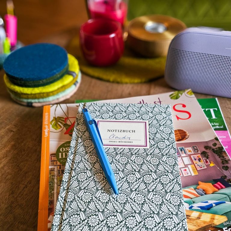 Notizbuch liegt auf einem Tisch