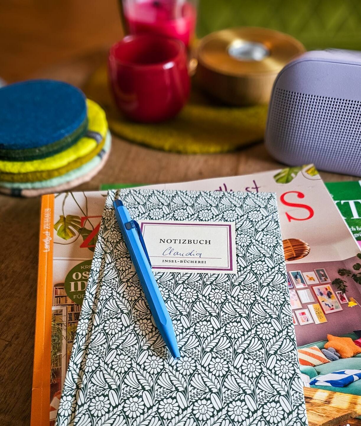 Notizbuch liegt auf einem Tisch