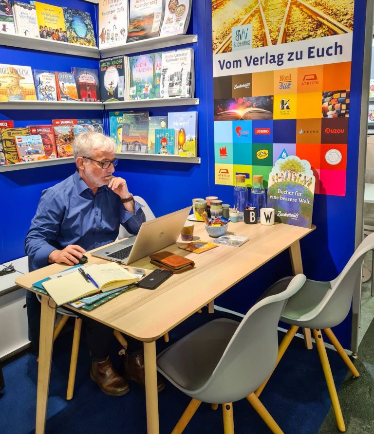 Herr B arbeitet auf der Frankfurter Buchmesse