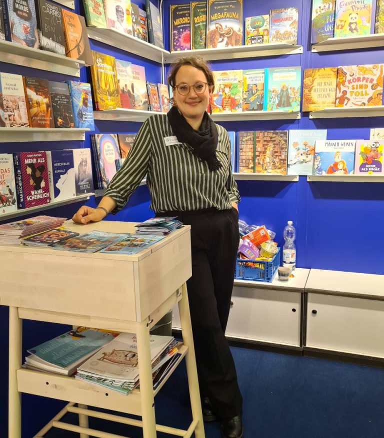 Johanna am Messetand der Frankfurter Buchmesse