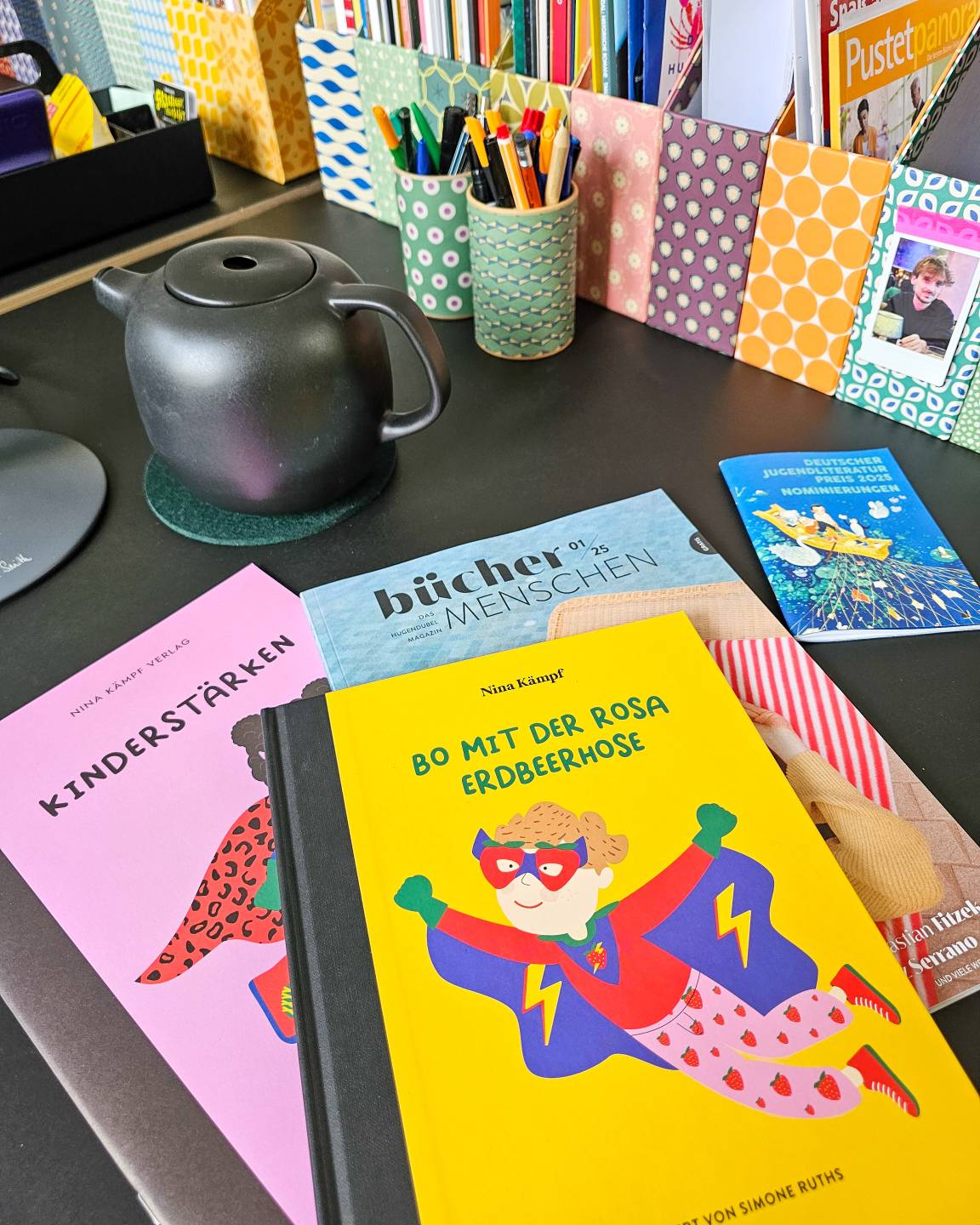 Buch "Bo mit der rosa Erdbeehose" liegt auf dem Schreibtisch Buch "Bo mit der rosa Erdbeehose" liegt auf dem Schreibtisch