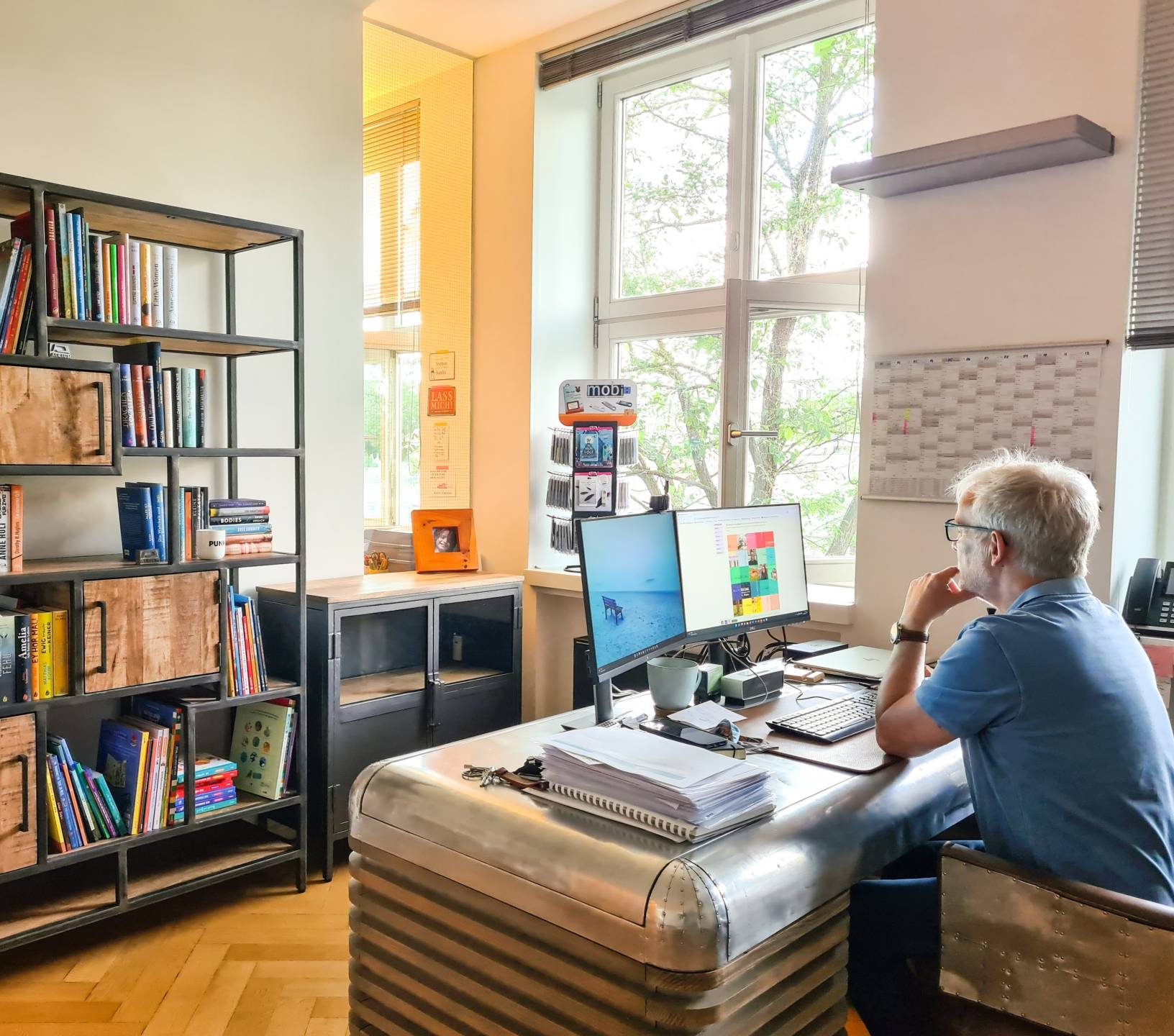 Herr B im Büro am Schreibtisch Herr B im Büro am Schreibtisch