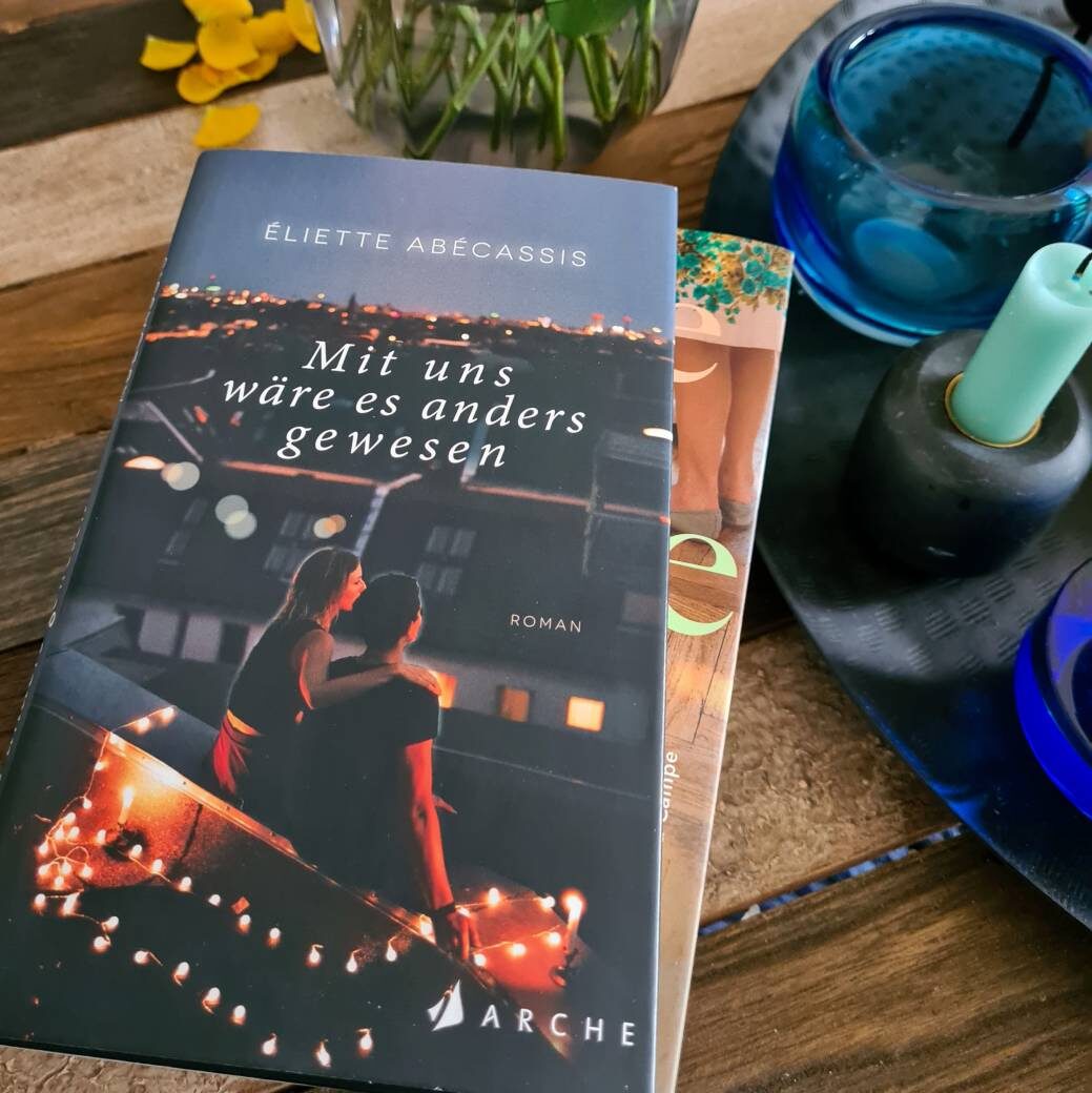 Buch "Mit uns wäre es anders gewesen" liegt auf einem Tisch